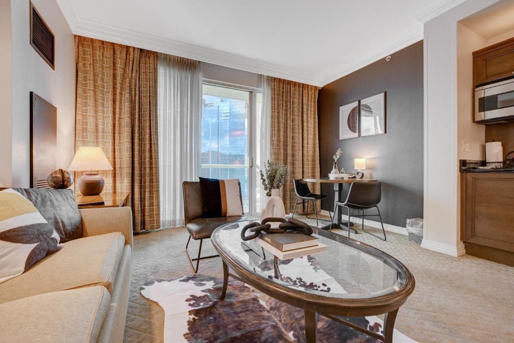 PREMIUM JR SUITE MGM Signature Balcony STRIP VIEW - Image 6