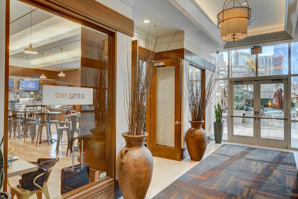 PREMIUM JR SUITE MGM Signature Balcony STRIP VIEW - Image 5