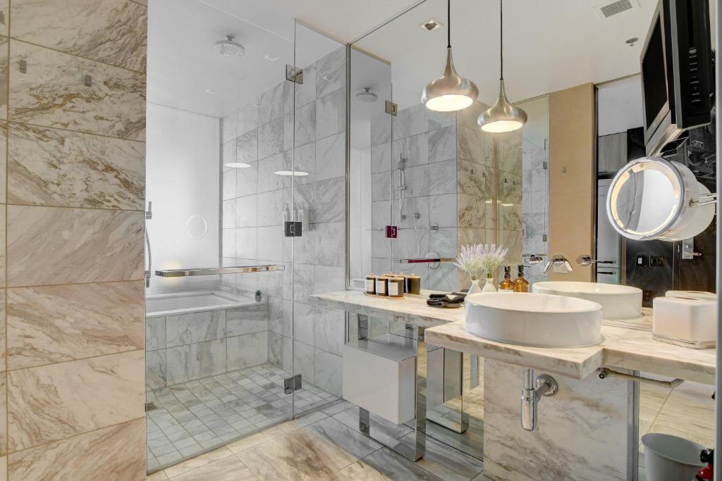 Ava Suite 37th FLR Balcony STRIP VIEWS Palm Place