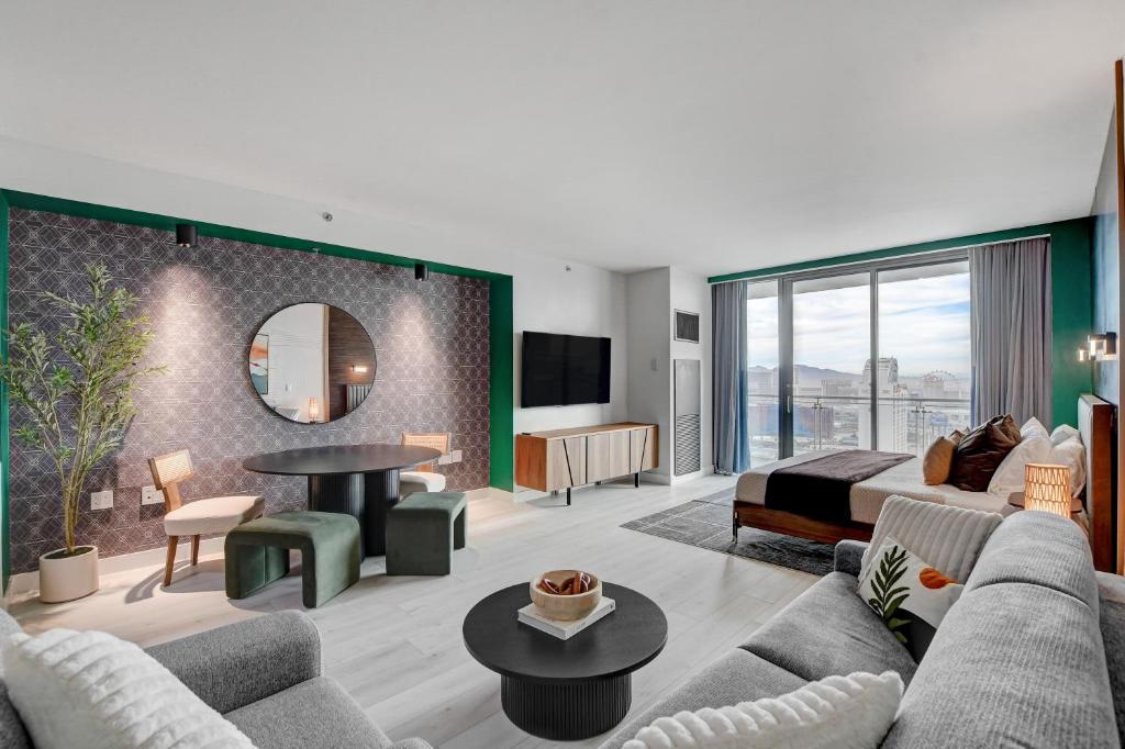 Ava Suite 37th FLR Balcony STRIP VIEWS Palm Place - Image 5