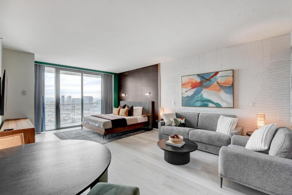 Ava Suite 37th FLR Balcony STRIP VIEWS Palm Place