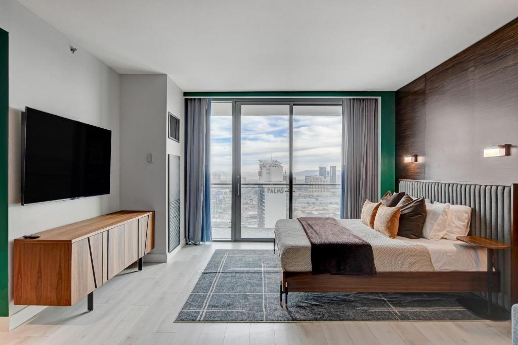 Ava Suite 37th FLR Balcony STRIP VIEWS Palm Place - Image 6