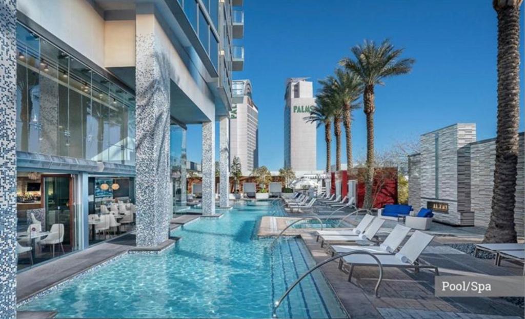 Ava Suite 37th FLR Balcony STRIP VIEWS Palm Place - Image 4