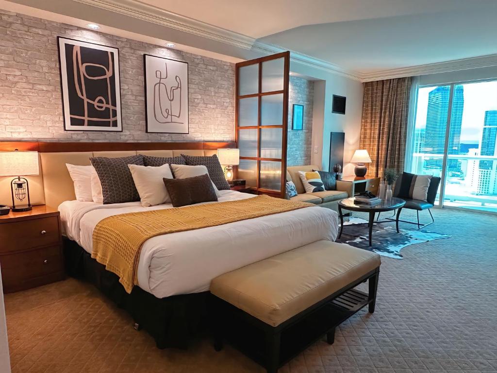 Premium Suite MGM Signature HIGH FLR Balcony Strip View - Image 5