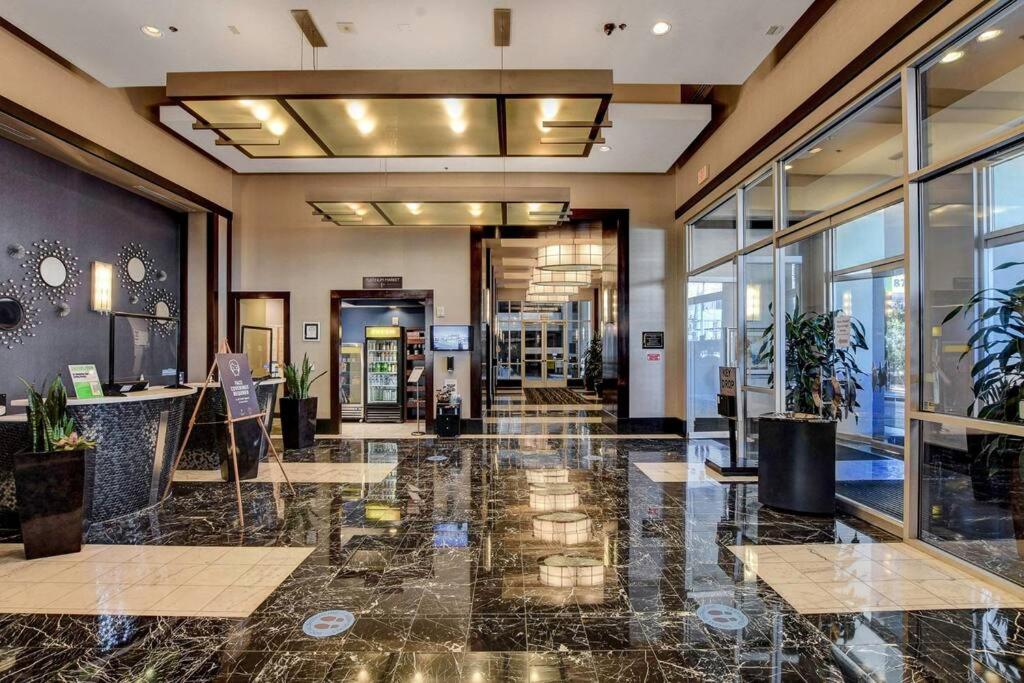 Ultimate Las Vegas Getaway One Bedroom Suite with Balcony, Kitchen, Gym, Pool & Free Parking - Image 7