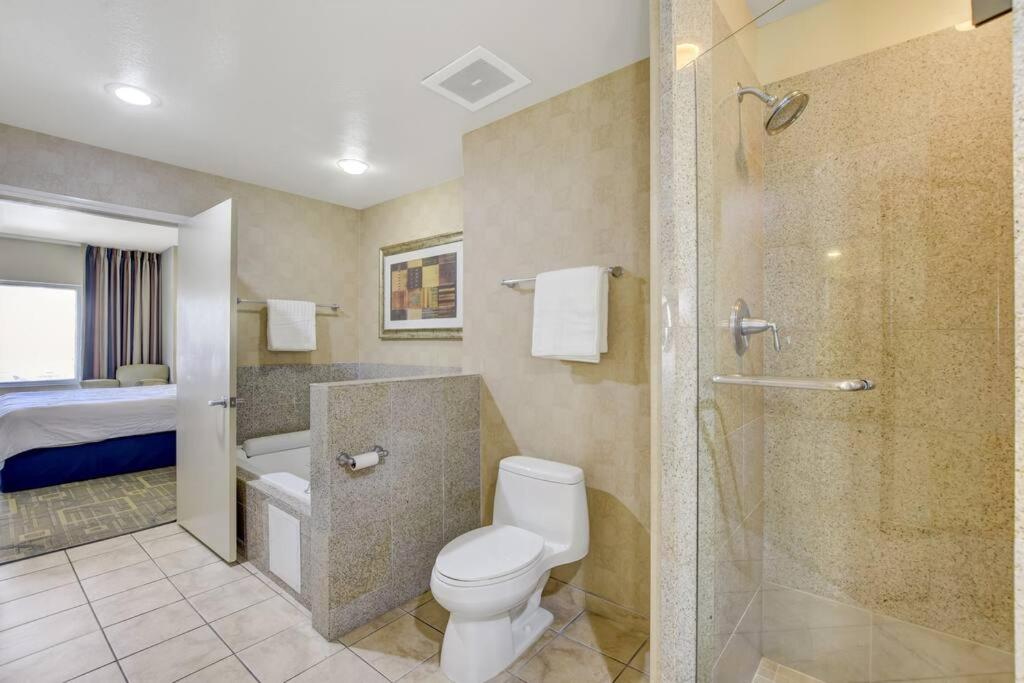 Ultimate Las Vegas Getaway One Bedroom Suite with Balcony, Kitchen, Gym, Pool & Free Parking - Image 8