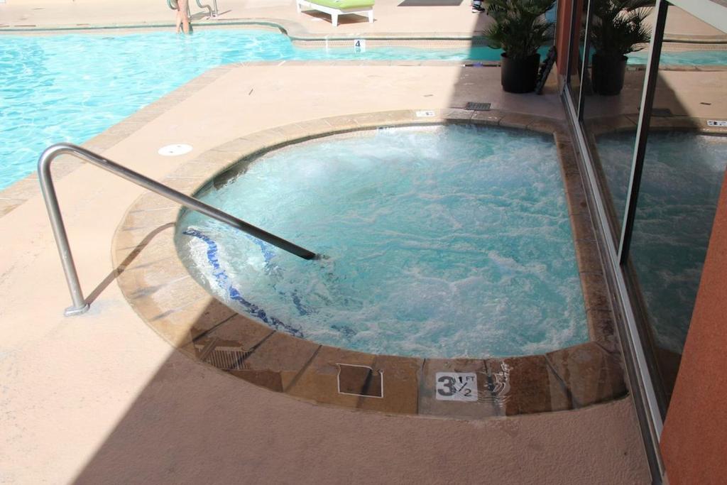 Hot Tub (Jacuzzi) - Photo 2