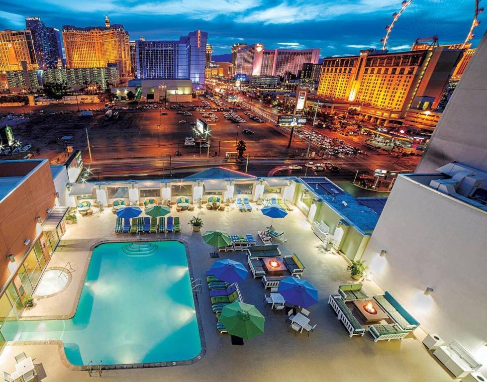 Ultimate Las Vegas Getaway One Bedroom Suite with Balcony, Kitchen, Gym, Pool & Free Parking