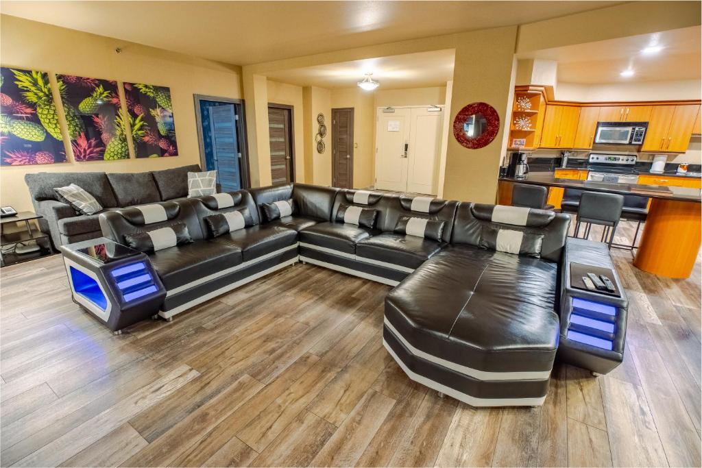 2100 SqFt Penthouse Suite W/ Strip Views! POOL GYM - Image 8