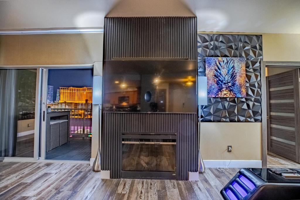 2100 SqFt Penthouse Suite W/ Strip Views! POOL GYM - Image 4