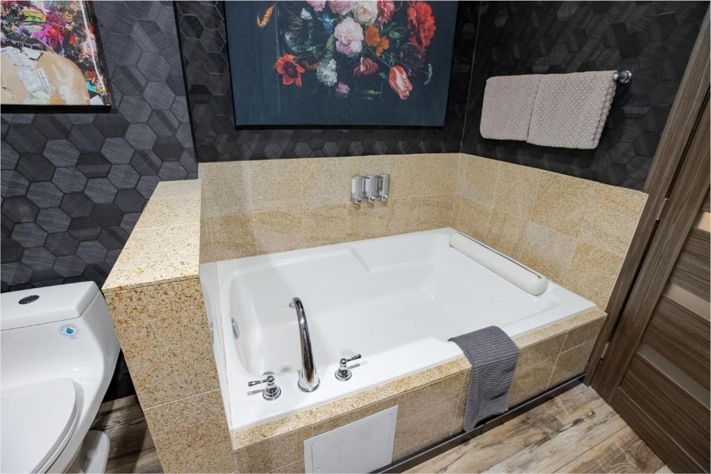 Hot Tub (Jacuzzi) - Photo 3