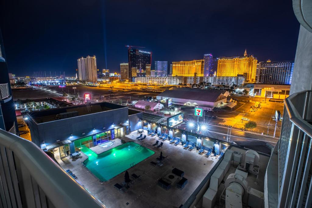 2100 SqFt Penthouse Suite W/ Strip Views! POOL GYM - Image 5