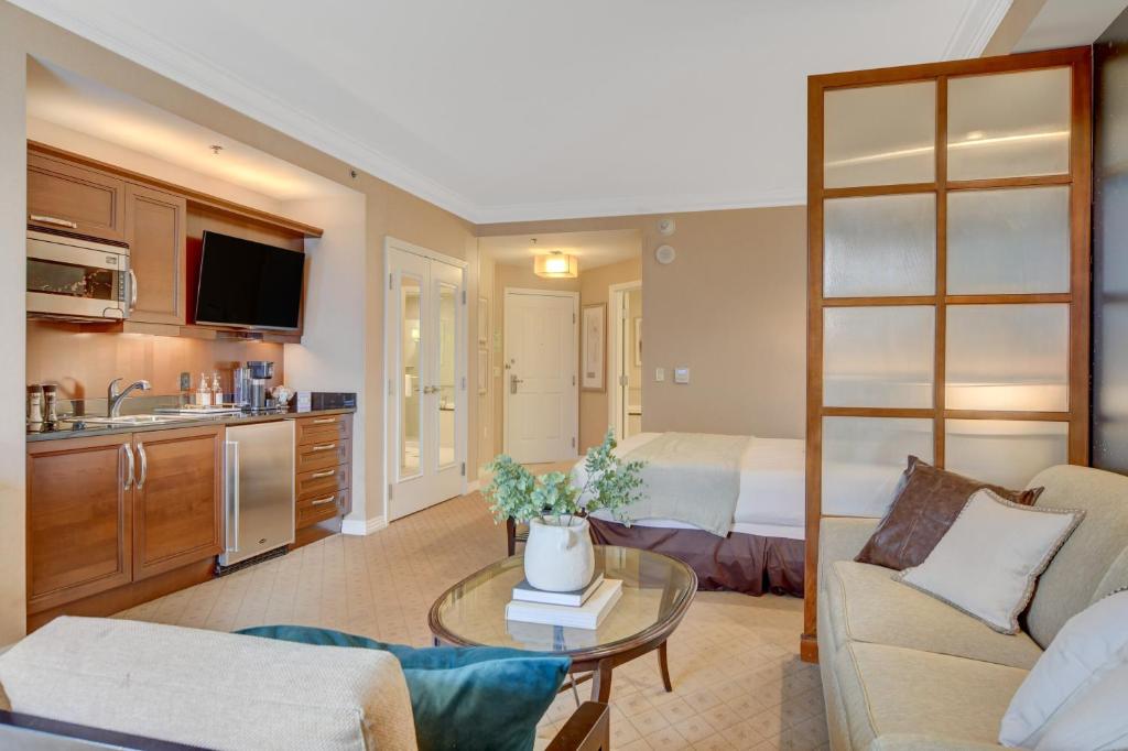 Balcony Strip View Suite * MGM Signature TOWER 3 - Image 8