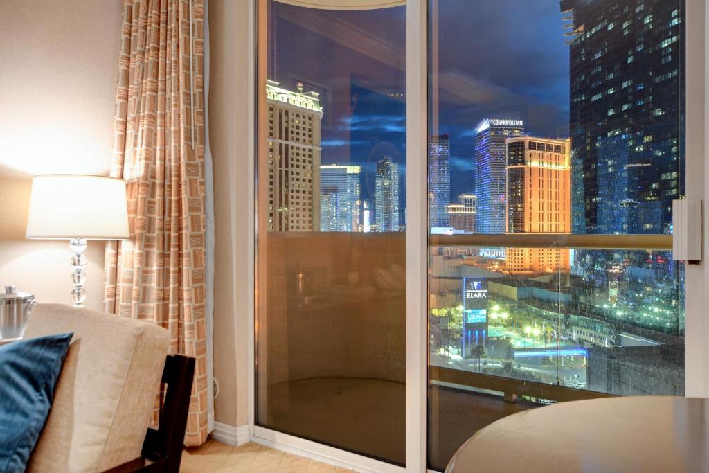 Balcony Strip View Suite * MGM Signature TOWER 3