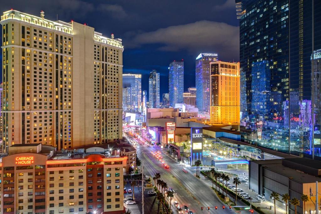 LUXE 702 MGM Signature with Balcony - Image 5