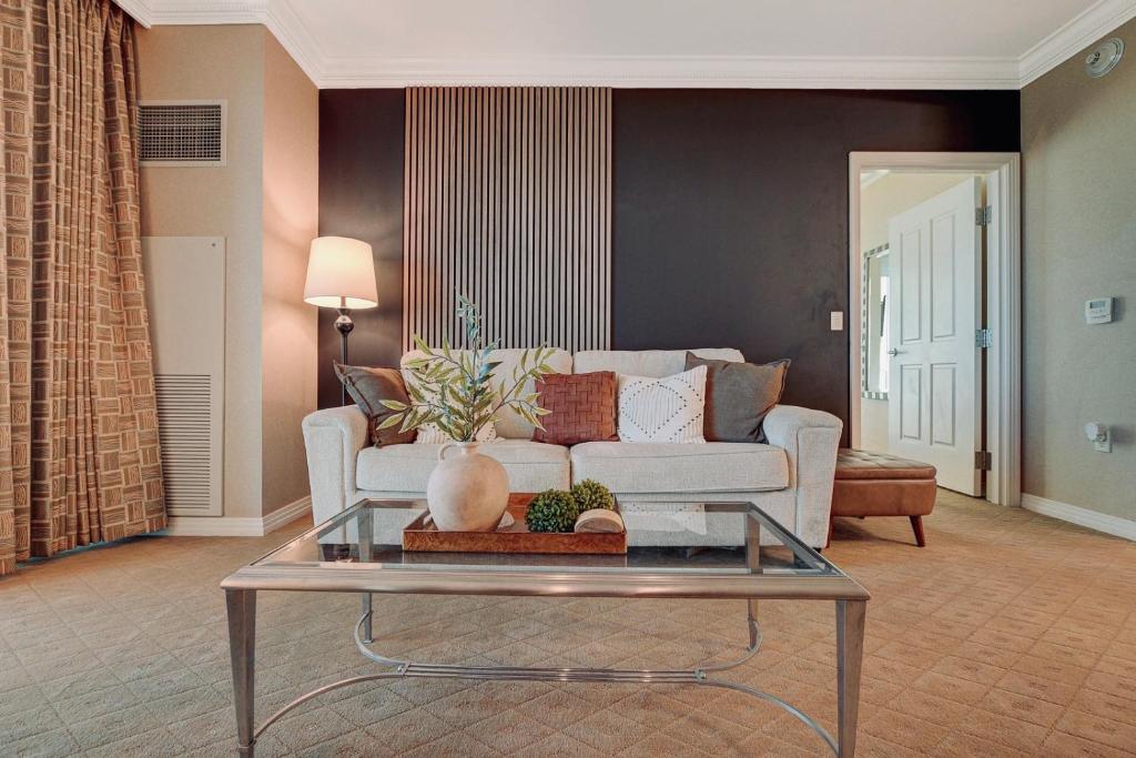 LUXE 702 MGM Signature with Balcony - Image 7