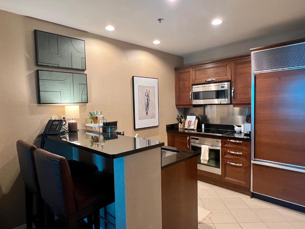 LUXE 702 MGM Signature with Balcony - Image 8