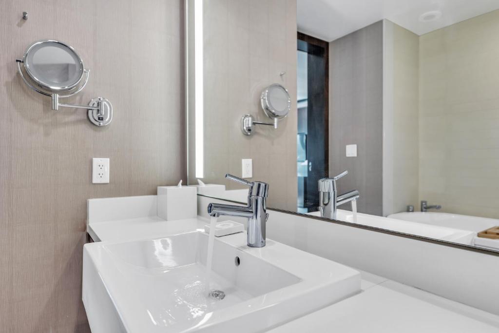 Vdara Studio Suite 011 Pool View FREE VALET Parking