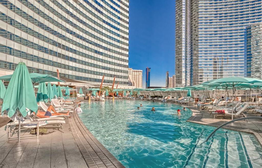 Vdara Studio Suite 011 Pool View FREE VALET Parking - Image 4