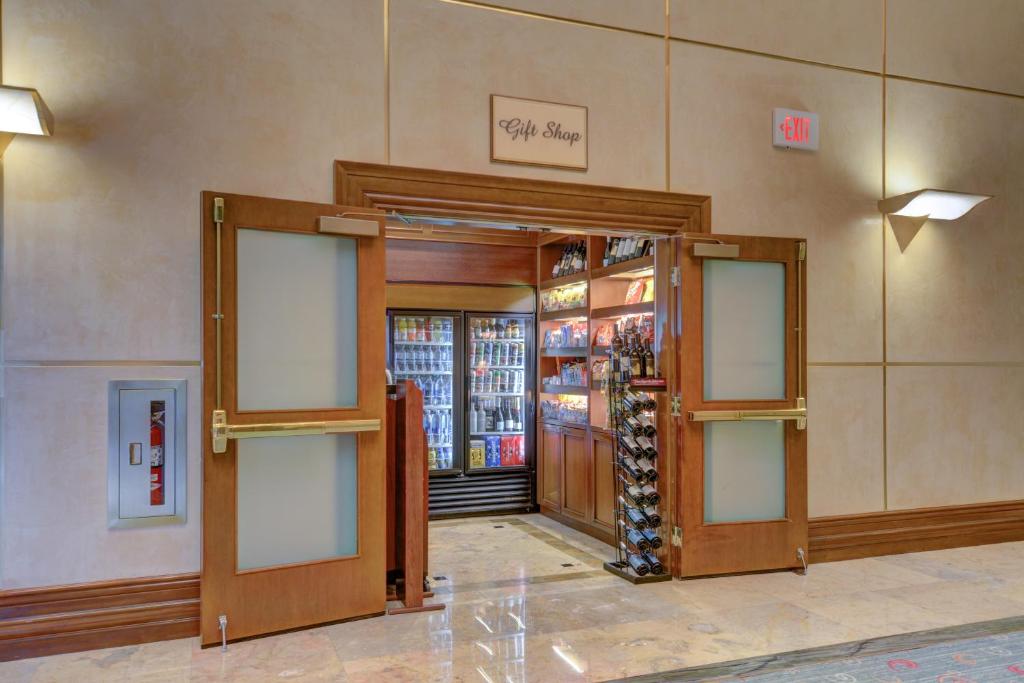 Classic Suite MGM Signature 25th FLR POOL VIEW - Image 6