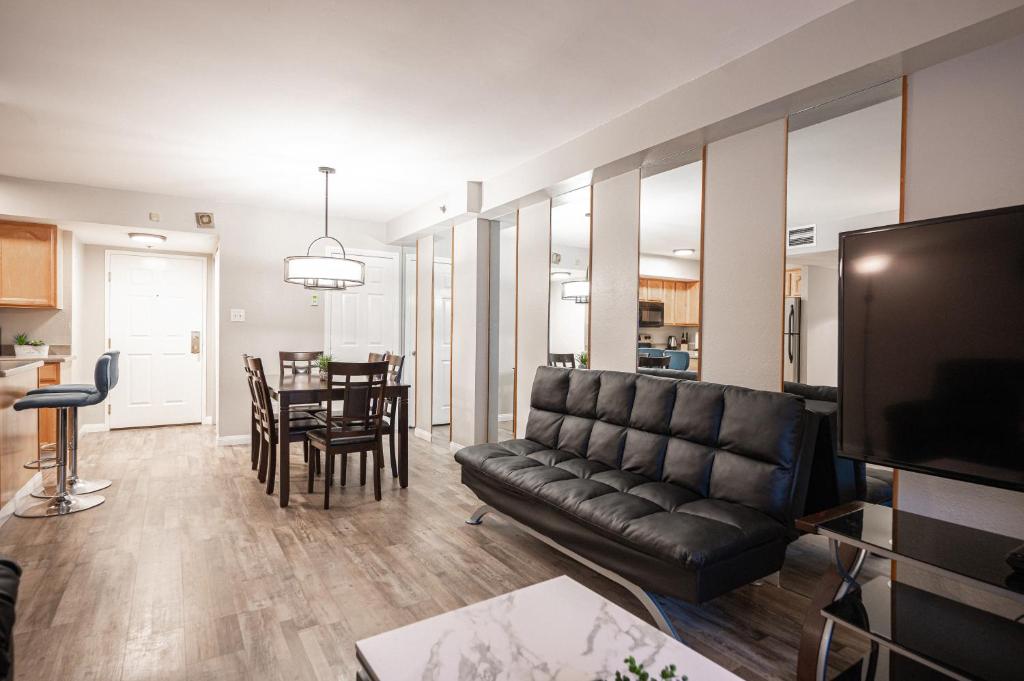 Stay Together Suites on The Strip - 2 Bedroom Condo 926 - Image 5