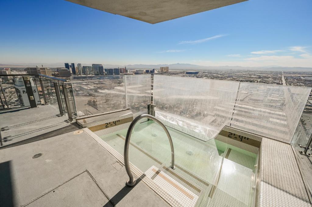 Hot Tub (Jacuzzi) - Photo 2