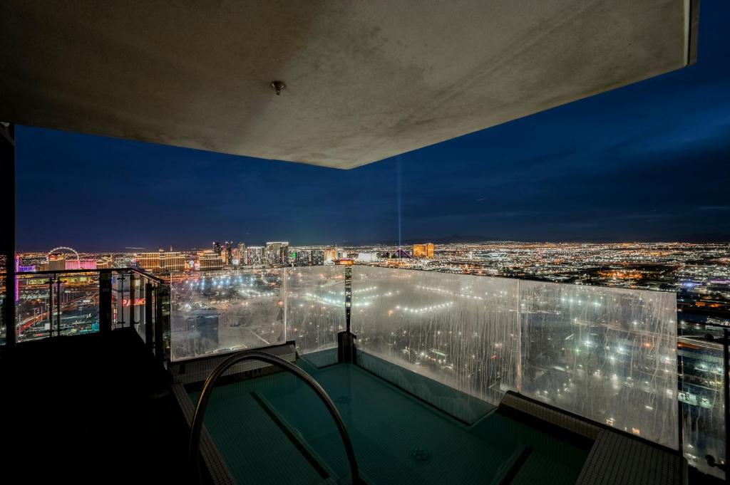 Hot Tub (Jacuzzi) - Photo 3