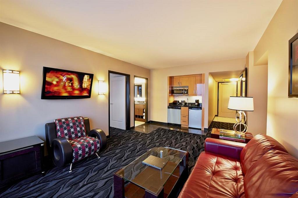 Suites at Elara Las Vegas Center Strip-No Resort Fees - Image 5