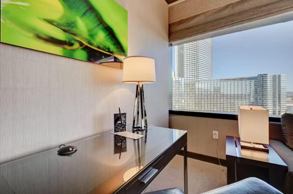 Luxurious Vdara High Rise Room, City Skyline Views, King Bed, Free Valet - Image 8