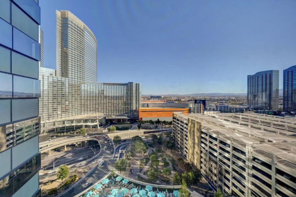Luxurious Vdara High Rise Room, City Skyline Views, King Bed, Free Valet - Image 7