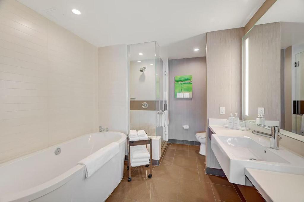 Luxurious Vdara High Rise Room, City Skyline Views, King Bed, Free Valet