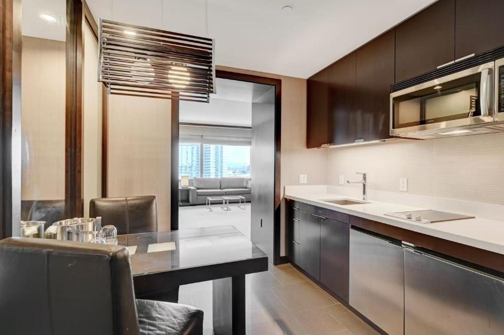 Luxurious Vdara High Rise Room, City Skyline Views, King Bed, Free Valet - Image 5