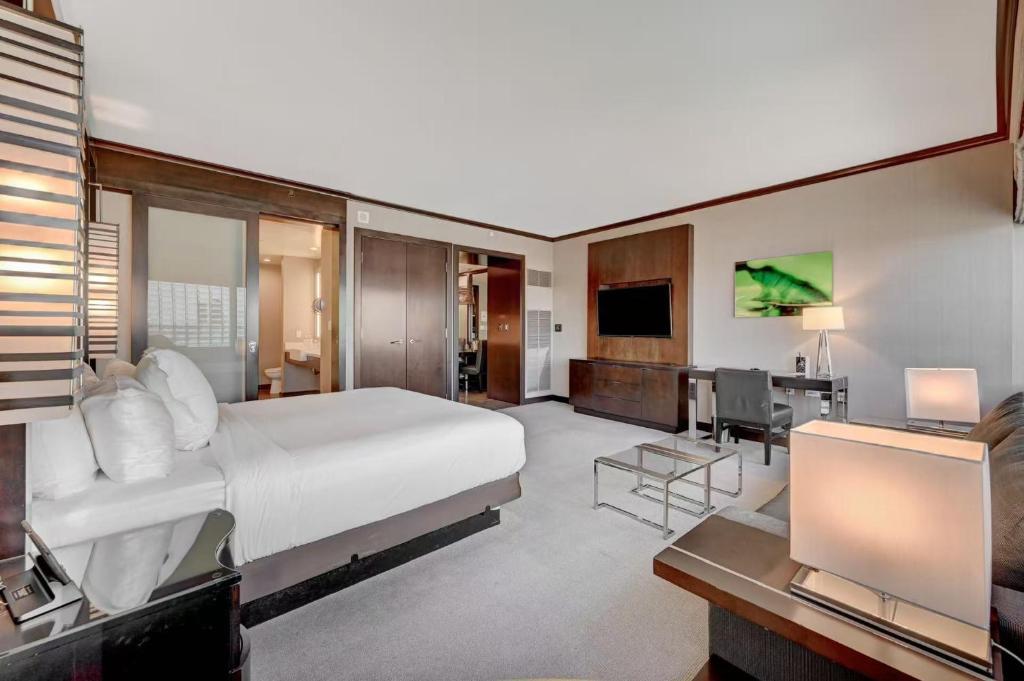 Luxurious Vdara High Rise Room, City Skyline Views, King Bed, Free Valet - Image 6