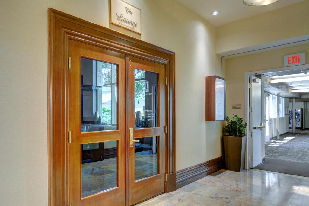 Panorama Vista Suite- F1 Track views, 1br 2ba, Full Kitchen, Strip View, Balcony, Corner Unit - Image 8