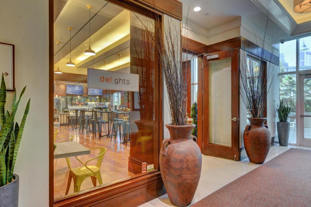 Panorama Vista Suite- F1 Track views, 1br 2ba, Full Kitchen, Strip View, Balcony, Corner Unit - Image 5