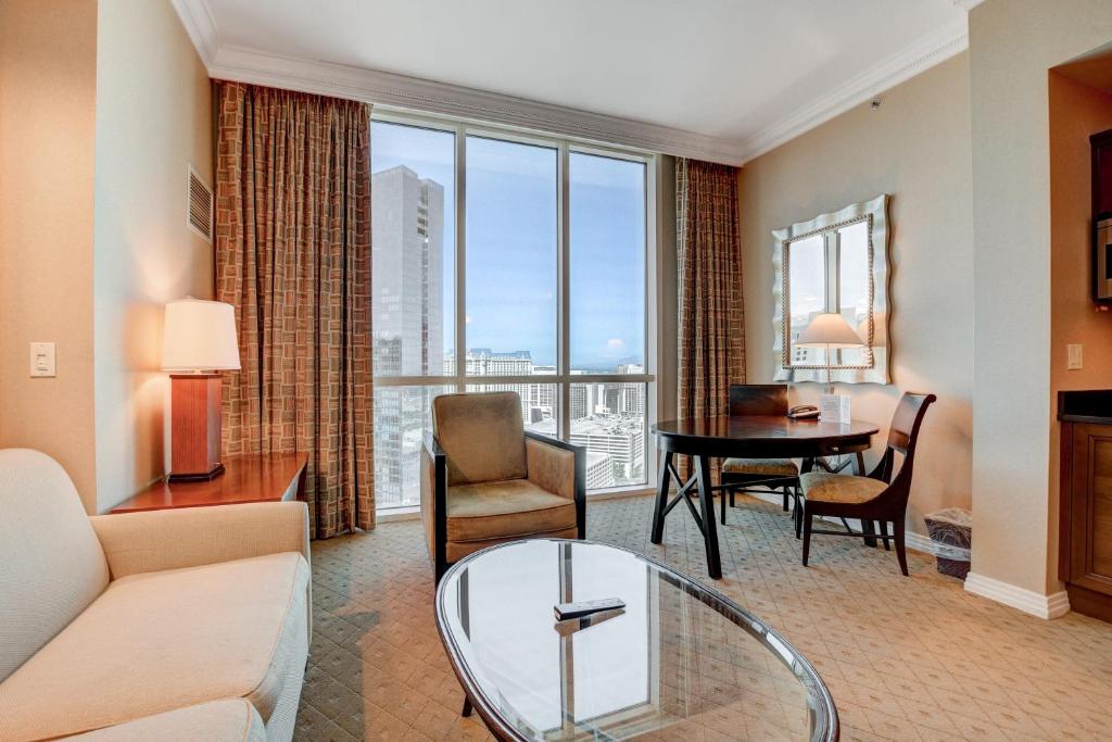 The Fantasy Suite MGM Signature POOL VIEW - Image 8