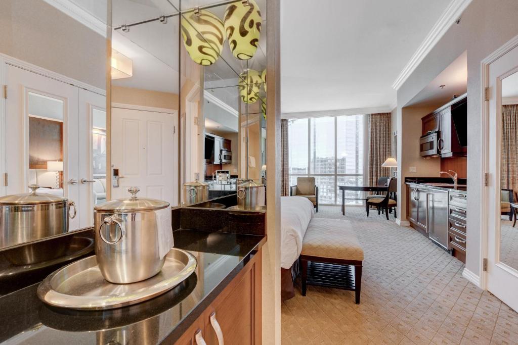 The Fantasy Suite MGM Signature POOL VIEW - Image 5