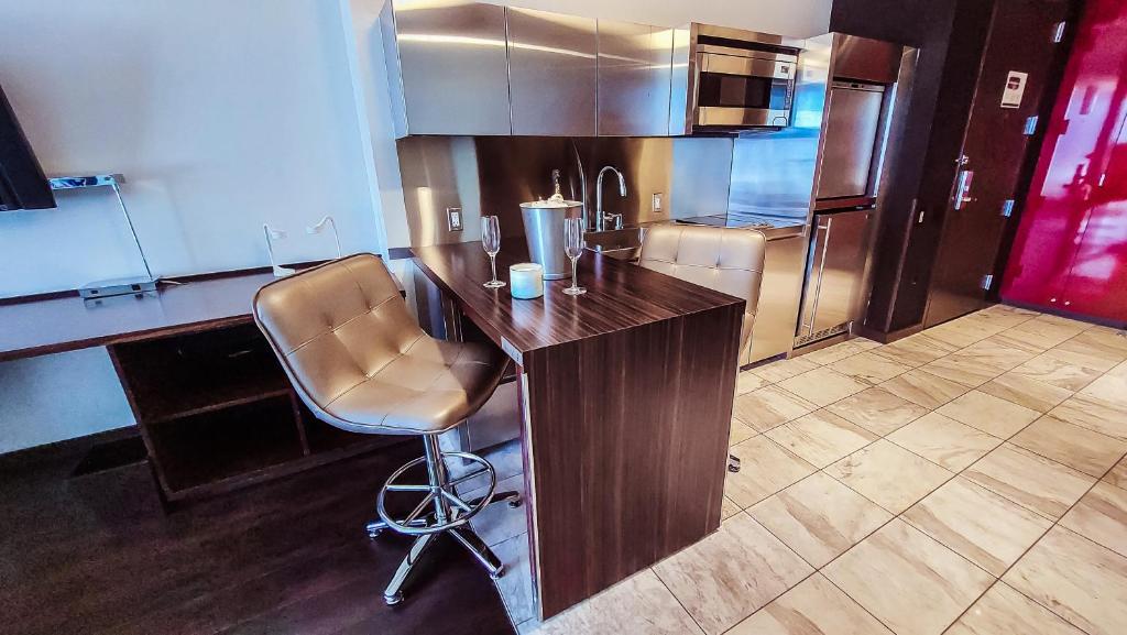 Luxury 53rd Flr Condo with Amazing Sunset View & Balcony NO ReFee at Palms Place - Image 8