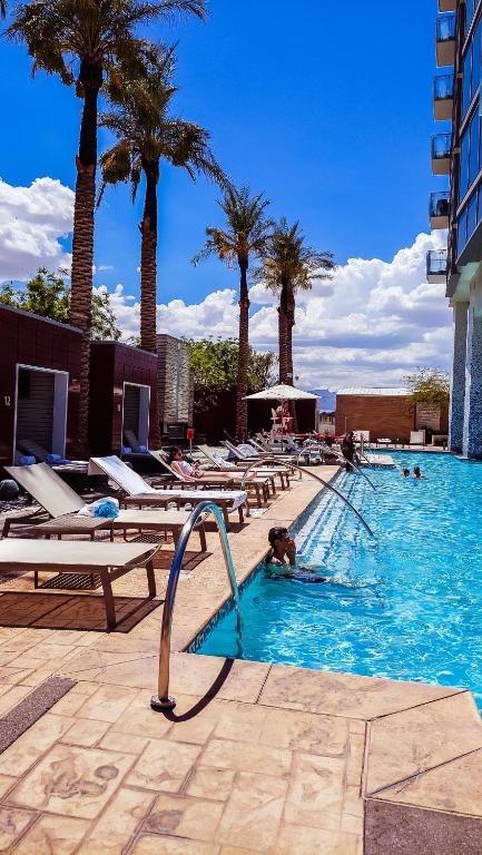 Luxury 53rd Flr Condo with Amazing Sunset View & Balcony NO ReFee at Palms Place - Image 6