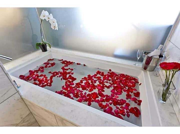 Luxury 53rd Flr Condo with Amazing Sunset View & Balcony NO ReFee at Palms Place