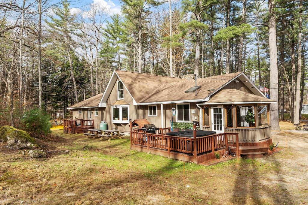 NEW! Woodland Retreat - Hot tub Game Room Firepit