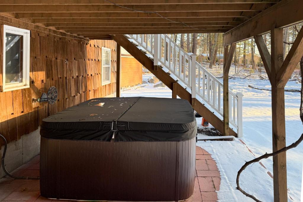 Peek-a-Boo Lake Views and Yard Windham Home