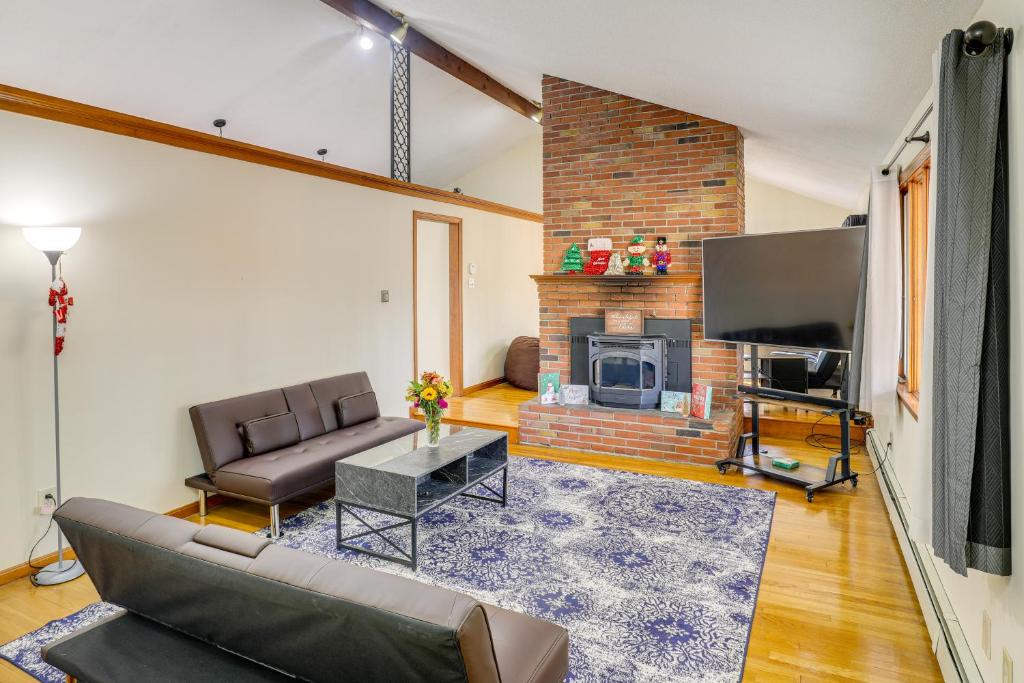 Peek-a-Boo Lake Views and Yard Windham Home