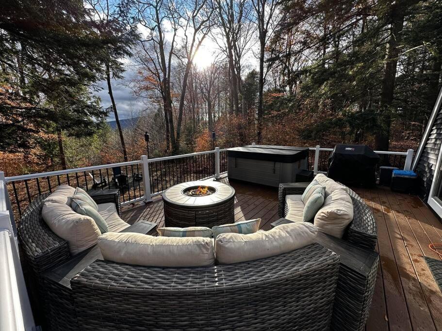 NEW! Cozy & Modern A-Frame in the woods w/HOT TUB