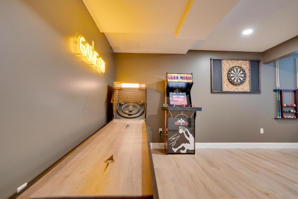 '"Luxury Mountain Getaway'" Sauna, Hot Tub, Massage Chair, Pool Table - Image 6