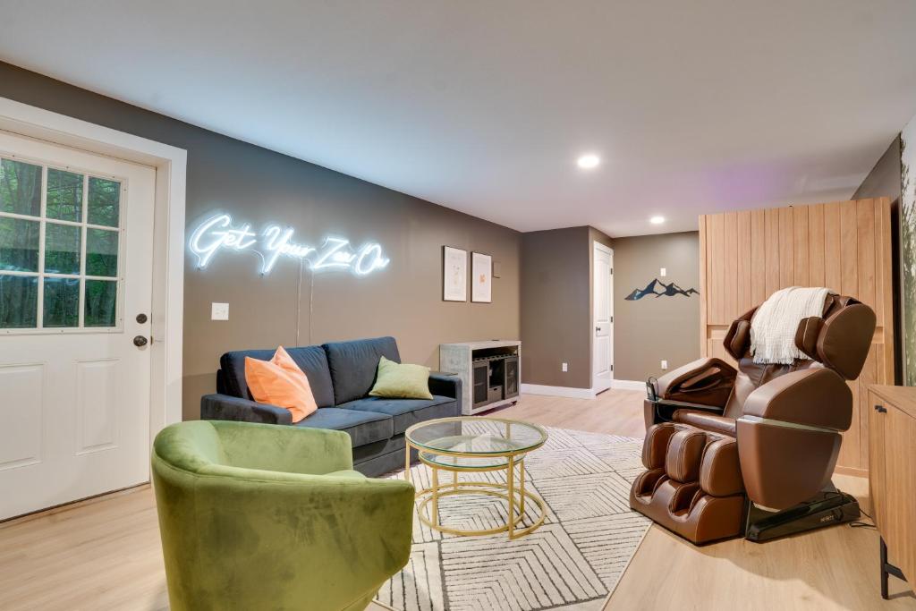 '"Luxury Mountain Getaway'" Sauna, Hot Tub, Massage Chair, Pool Table - Image 5