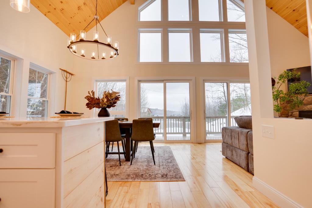 '"Luxury Mountain Getaway'" Sauna, Hot Tub, Massage Chair, Pool Table - Image 8