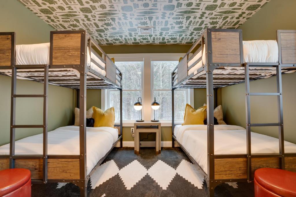 '"Luxury Mountain Getaway'" Sauna, Hot Tub, Massage Chair, Pool Table - Image 4