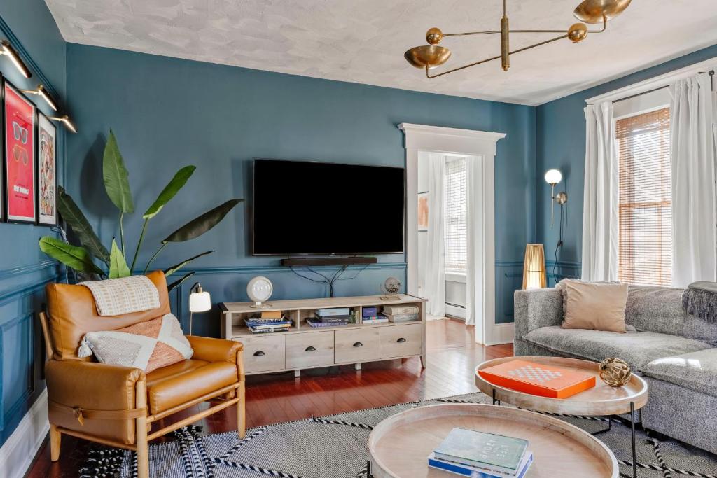 Hot Tub and Walk to Lakeside Dining Meredith Home! - Image 5