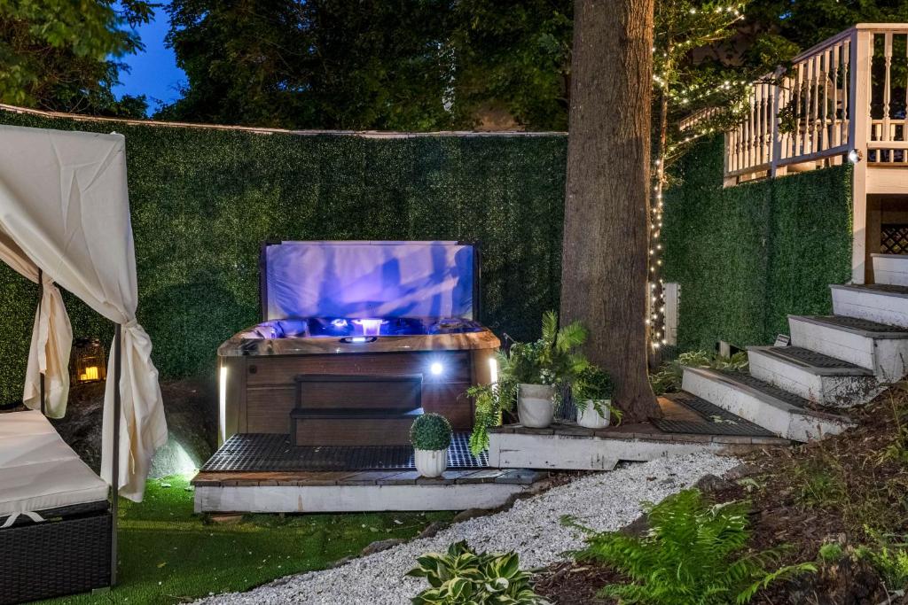 Hot Tub and Walk to Lakeside Dining Meredith Home!